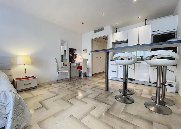 Gray D Albion Thi235 Cannes